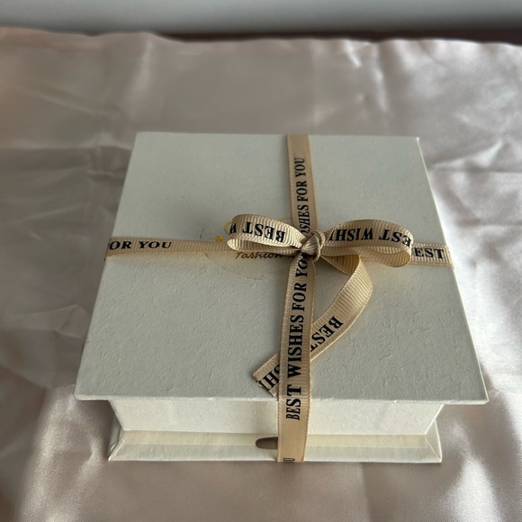 Vintage Necklace + Earrings Set with Gift Box - Picture 9 of 9